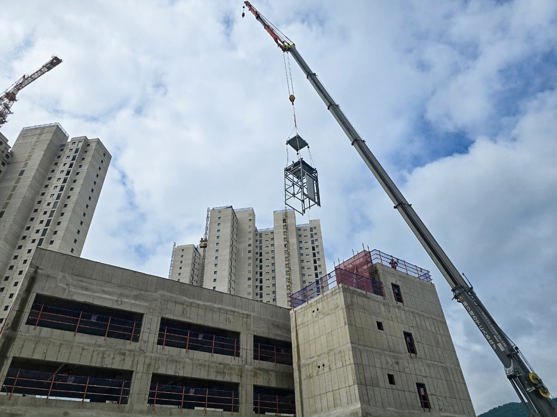 현대건설, 승강기 모듈화로 고위험 작업 없앤다 올해 8월, 힐스테이트 이천역 현장에서 저층용 모듈러 승강기를 시범 설치하고 있다.